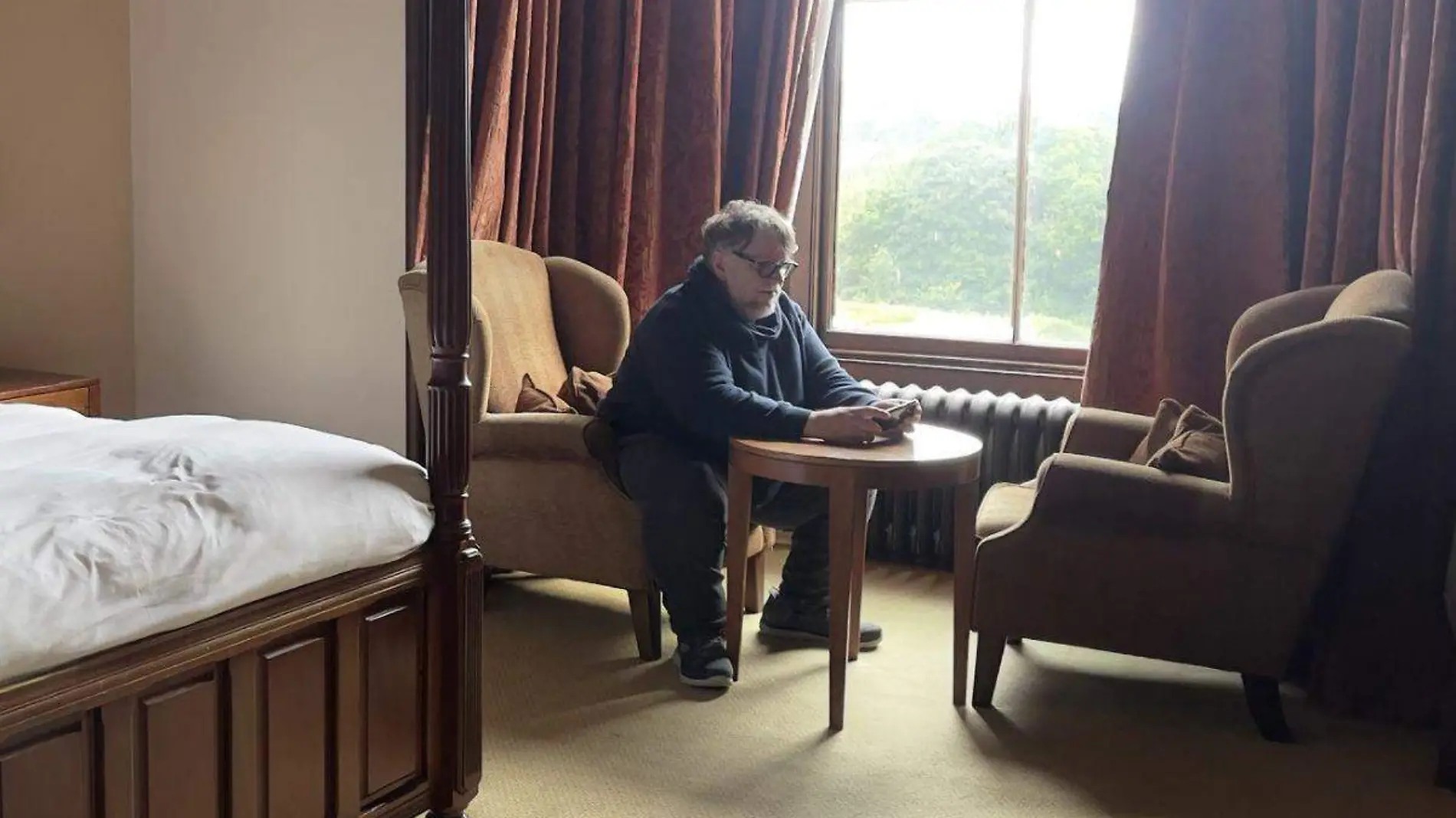 Guillermo del toro en una habitación embrujada